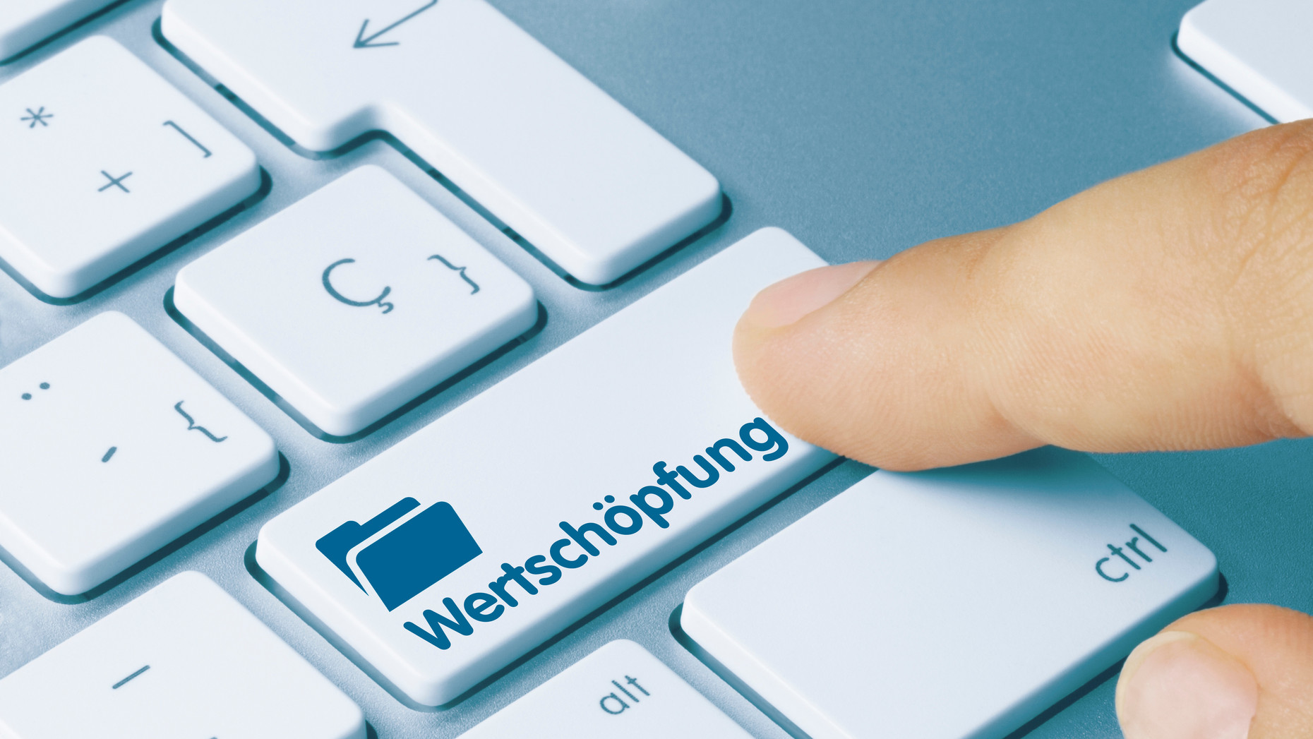 Ausschnitt einer Tastatur, ein Finger drückt die Taste mit der Aufschrift Wertschöpfung
