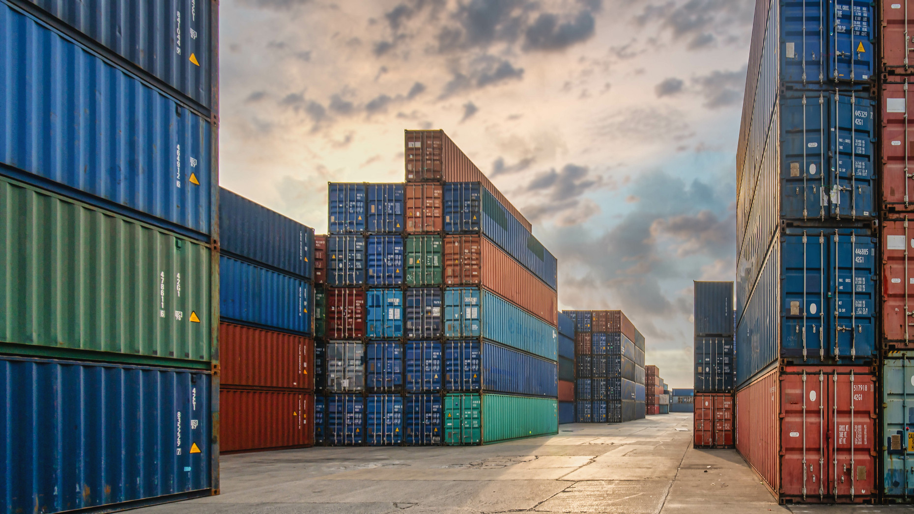 Blick auf ein Containerlager mit vielen gestapelten Containern
