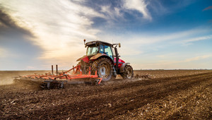 Traktor auf einem Acker