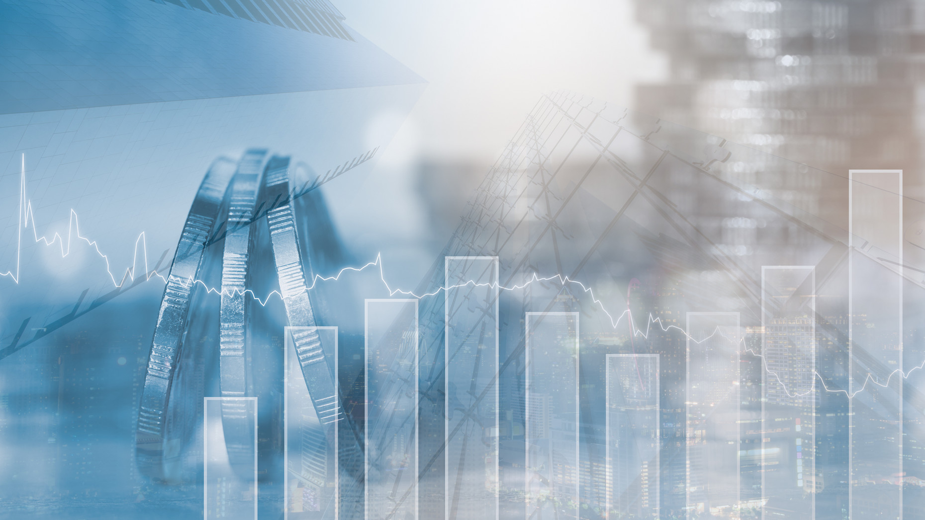 Im Vordergrund Linien- und Säulendiagramm, im Hintergrund sind unscharf Münzen und Geldstapel zu sehen