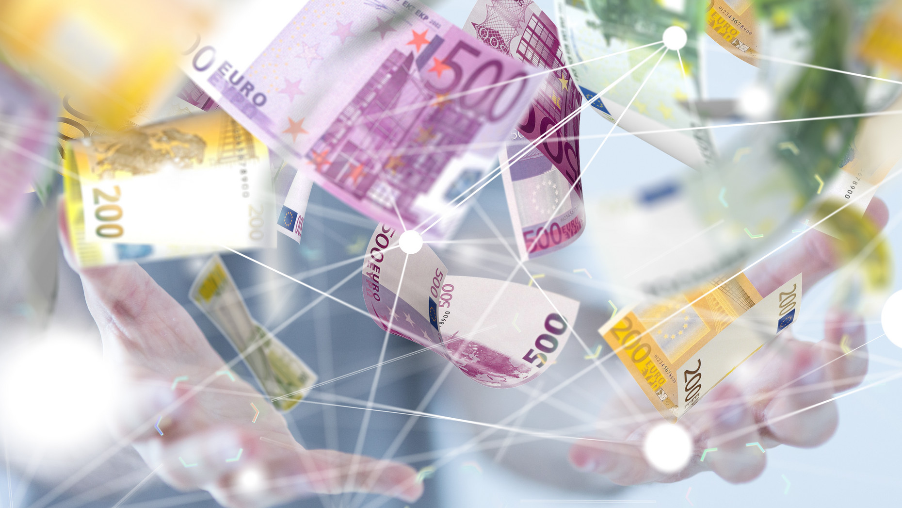 Zwei ausgestreckte Hände mit darüber schwebenden Geldscheinen