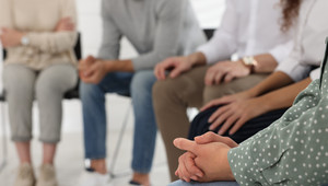 Menschen in einer Gruppentherapiesitzung