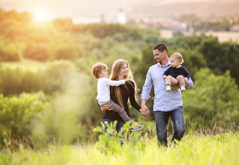 Paar mit zwei Kindern in der Natur