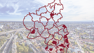 Luftbild von Ludwigshafen, darüber gelegt eine Karte von Rheinland-Pfalz mit Kreisgrenzen