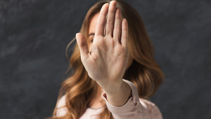 Frau, die mit ihrer Hand ein Stop signalisiert