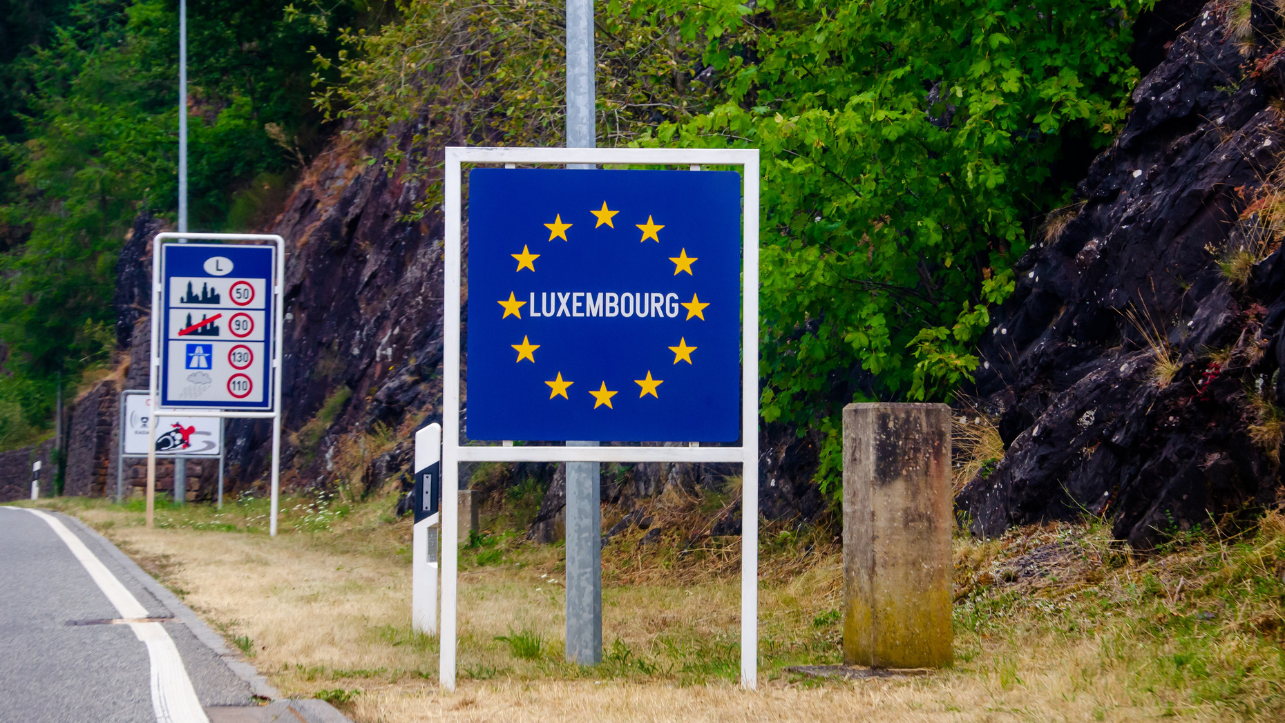 Grenzschild mit der Aufschrift "Luxembourg" an der Grenze zu Luxemburg