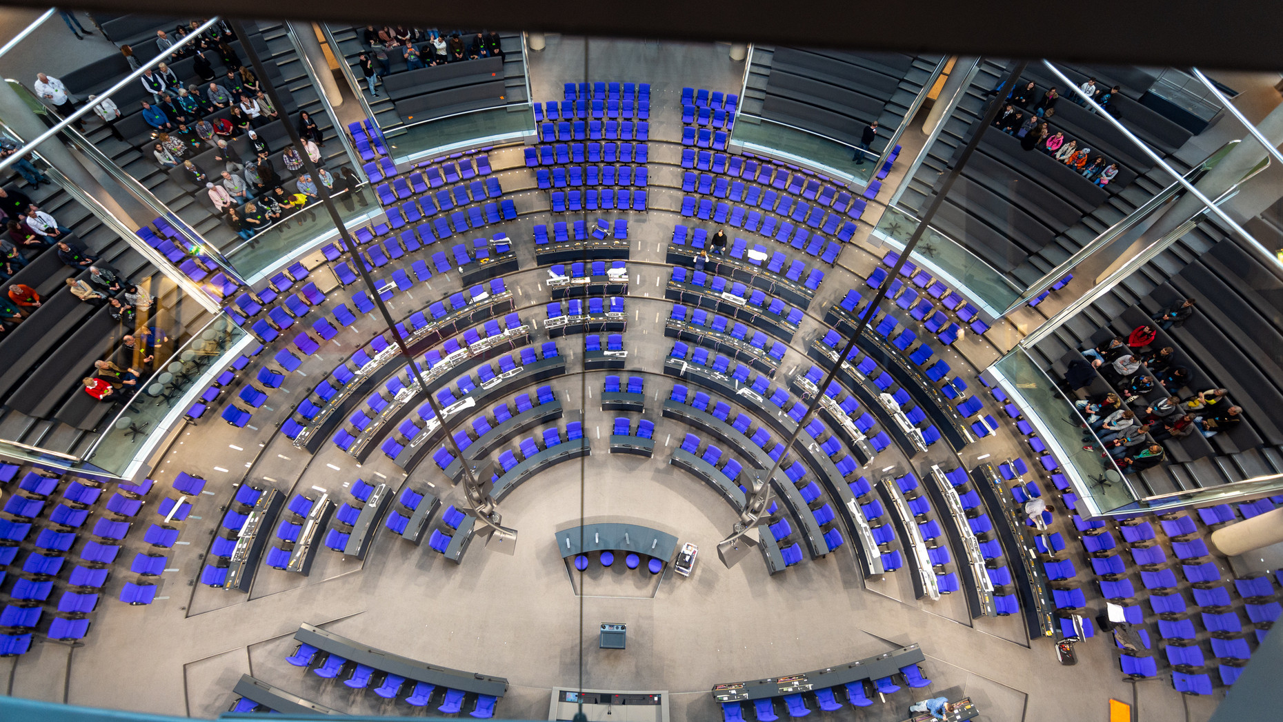 Blick von oben in den Plenarsaal des Reichstagsgebäudes in Berlin
